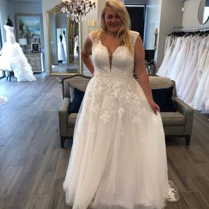 Essence of Australia Women’s Lace Wedding Dress